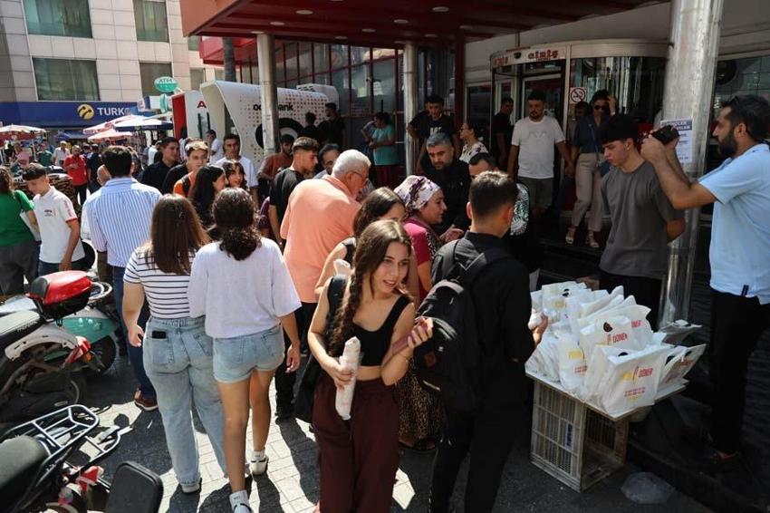 Adana'da Narin'in anısına helva ve döner dağıtımı izdihama dönüştü
