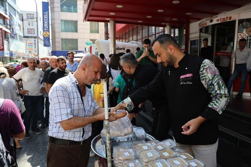 Adana'da Narin'in anısına helva ve döner dağıtımı izdihama dönüştü
