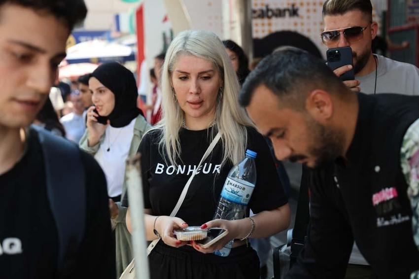 Adana'da Narin'in anısına helva ve döner dağıtımı izdihama dönüştü
