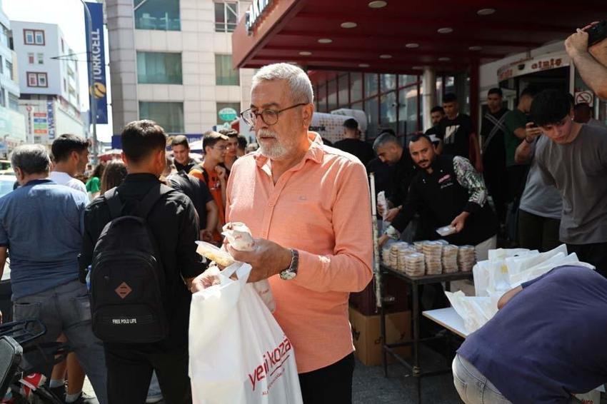 Adana'da Narin'in anısına helva ve döner dağıtımı izdihama dönüştü

