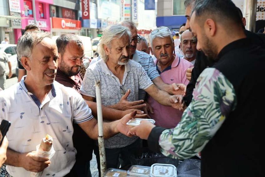 Adana'da Narin'in anısına helva ve döner dağıtımı izdihama dönüştü

