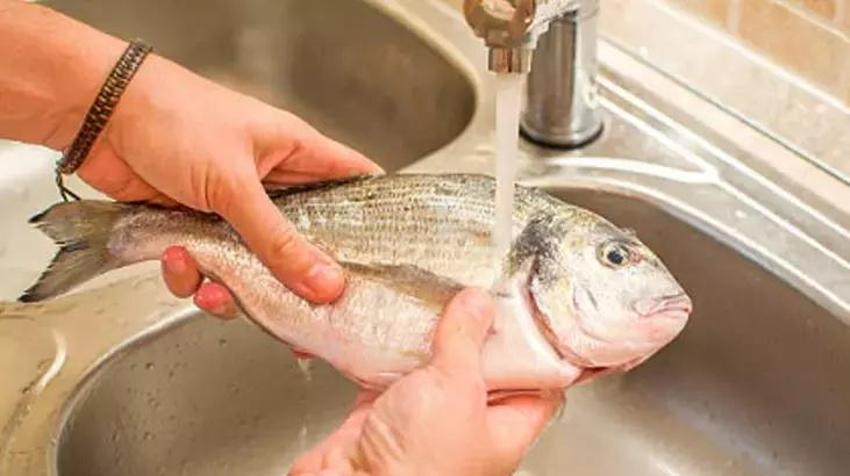 Balık en lezzetli bu şekilde pişiyor! Bu yöntemde balığı tuzlu suda bekletmek var