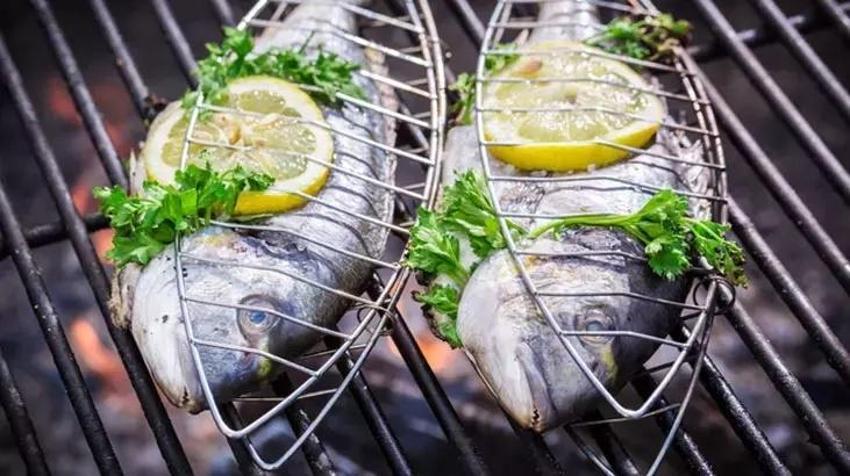 Balık en lezzetli bu şekilde pişiyor! Bu yöntemde balığı tuzlu suda bekletmek var