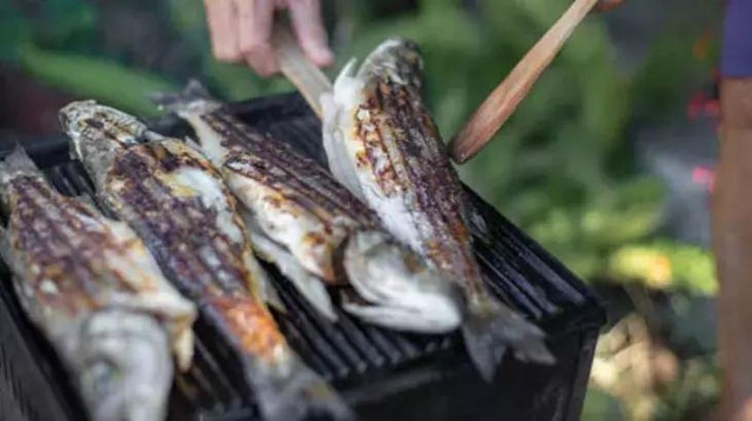 Balık en lezzetli bu şekilde pişiyor! Bu yöntemde balığı tuzlu suda bekletmek var
