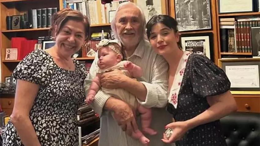 Gonca Vuslateri'nin kızı Asya'nın yüzünü gösterdi