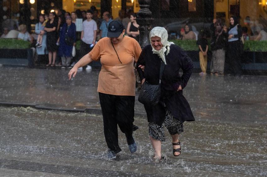 Hava durumu ile ilgili son dakika sürprizi! Kuvvetli yağmur 37 ili vuracak, 4 gün sürecek