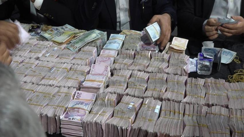 Van'da aşiret düğünü: Damada 15 milyon TL, geline 2 kilo altın takıldı! Toplanan paralar bavullarla taşındı