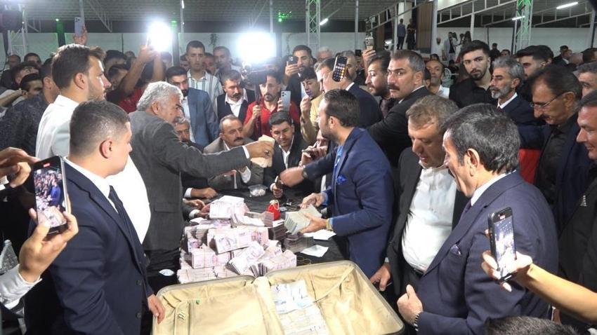 Van'da aşiret düğünü: Damada 15 milyon TL, geline 2 kilo altın takıldı! Toplanan paralar bavullarla taşındı