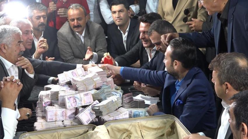 Van'da aşiret düğünü: Damada 15 milyon TL, geline 2 kilo altın takıldı! Toplanan paralar bavullarla taşındı