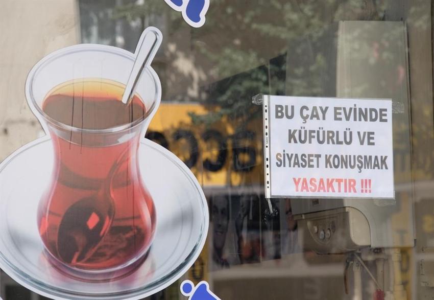 Siyasetin göbeğinde siyaset konuşmak yasak! Burada dost olanlar var