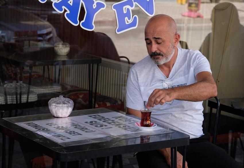 Siyasetin göbeğinde siyaset konuşmak yasak! Burada dost olanlar var