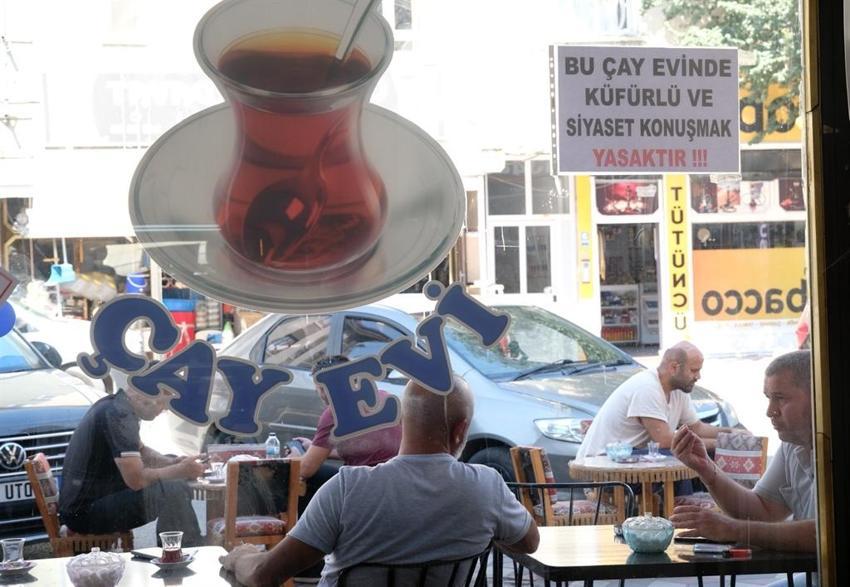 Siyasetin göbeğinde siyaset konuşmak yasak! Burada dost olanlar var
