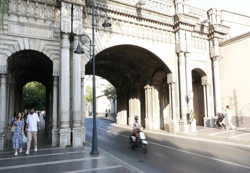 İki sarayı birbirine bağlayan tarihi geçit, yazı tahtasına döndü: yabancı turistler de yazıyor. önlem alınması gerekiyor