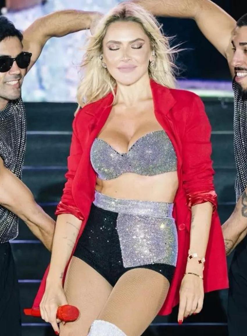 Hadise'den mini şort+sütyen kombini! Konser pozlarıyla yine olay oldu
