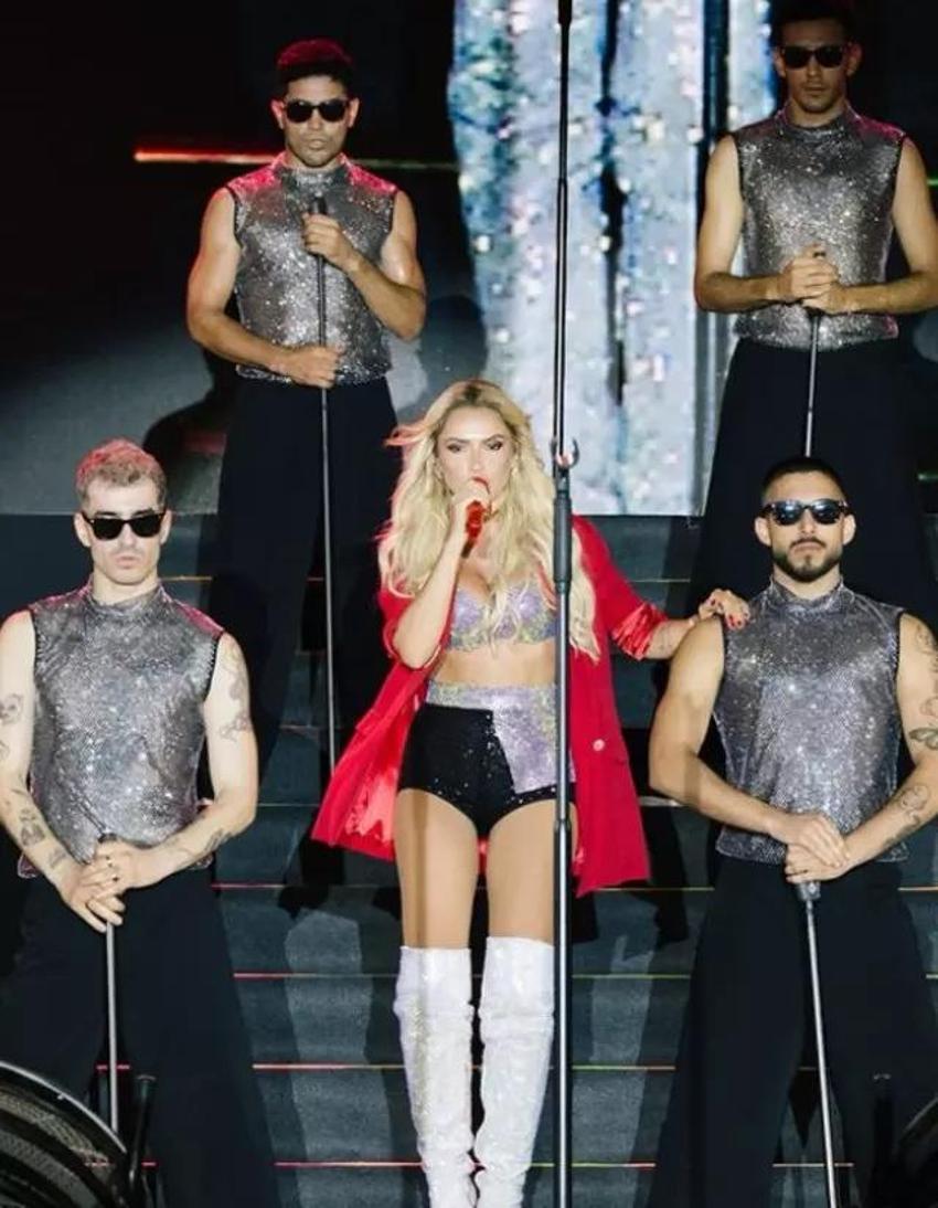 Hadise'den mini şort+sütyen kombini! Konser pozlarıyla yine olay oldu