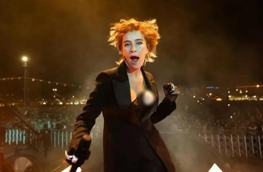 İzleyen Sıla'nın göğsünün dışarı çıktığını sandı! İşte dile düşen o kare...