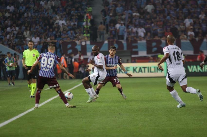 Trabzonspor-Beşiktaş maçında tarihe geçen olay: Çok net kırmızı kart, Şenol Güneş atılmalıydı