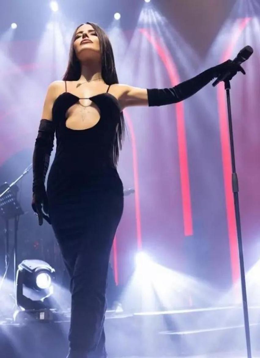 Simge Sağın sahnede neye uğradığını şaşırdı! Yüzüne telefon fırlatıldı!