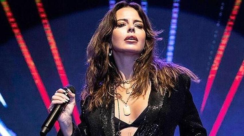 Simge Sağın sahnede neye uğradığını şaşırdı! Yüzüne telefon fırlatıldı!