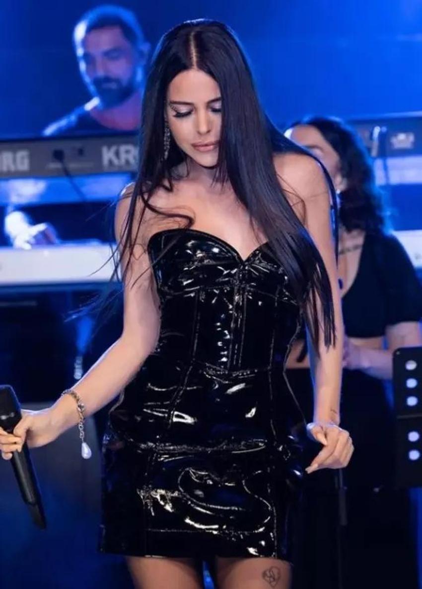 Simge Sağın sahnede neye uğradığını şaşırdı! Yüzüne telefon fırlatıldı!