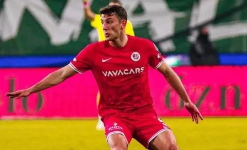 Genç futbolcudan şok haber! Hastaneye kaldırıldı...