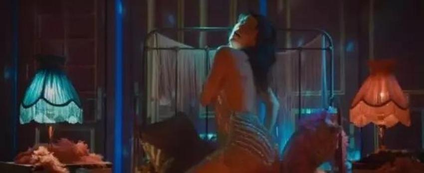 Orgazm sahnesi uzun süre konuşulmuştu! Beren Saat geri dönüyor! 
