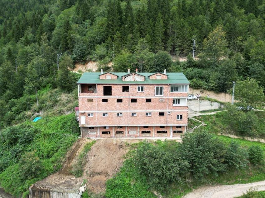 En yakın komşuları hayvanları oldu! Karadenizli çiftçi ineklerine inşa ettiği apartmanda bakıyor