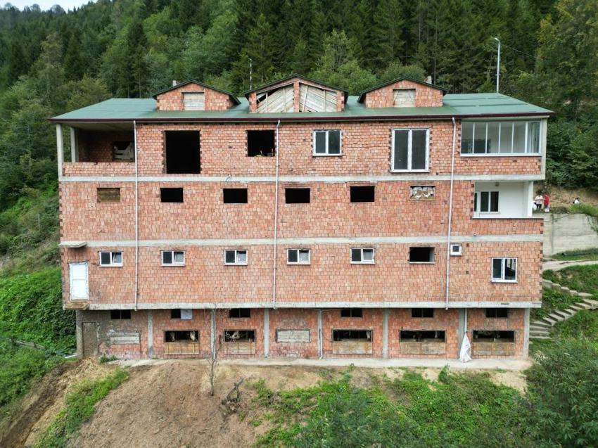En yakın komşuları hayvanları oldu! Karadenizli çiftçi ineklerine inşa ettiği apartmanda bakıyor