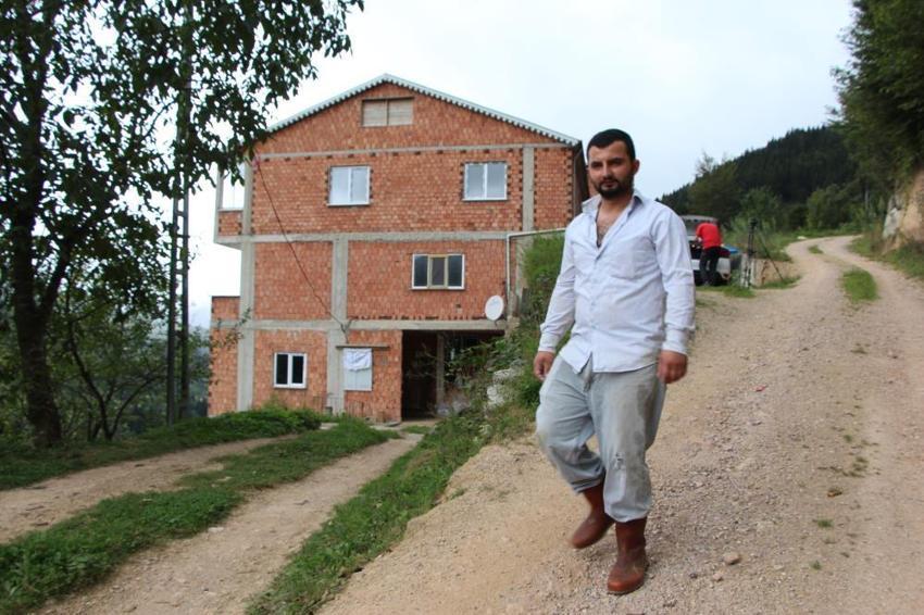 En yakın komşuları hayvanları oldu! Karadenizli çiftçi ineklerine inşa ettiği apartmanda bakıyor