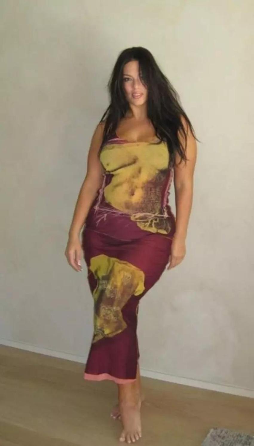 Ashley Graham vücudunu saran elbisesiyle peş peşe poz verdi!