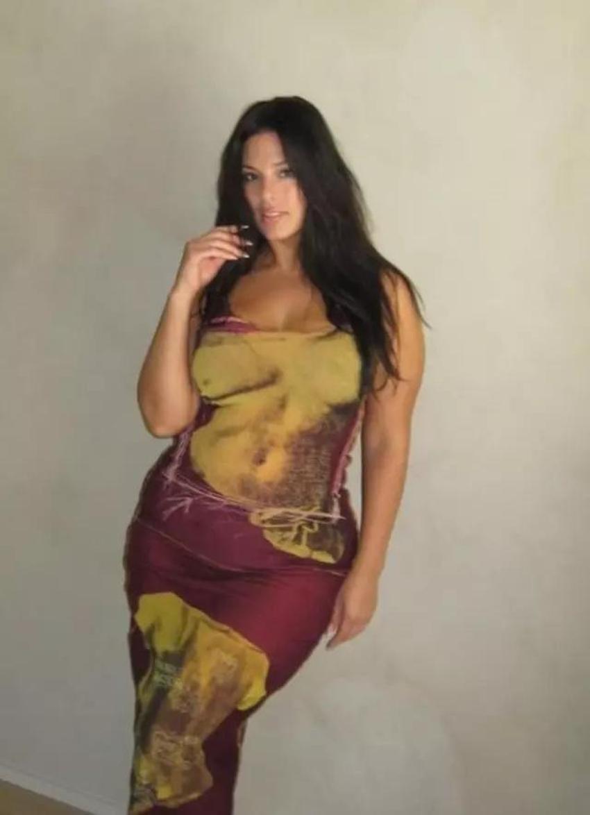 Ashley Graham vücudunu saran elbisesiyle peş peşe poz verdi!