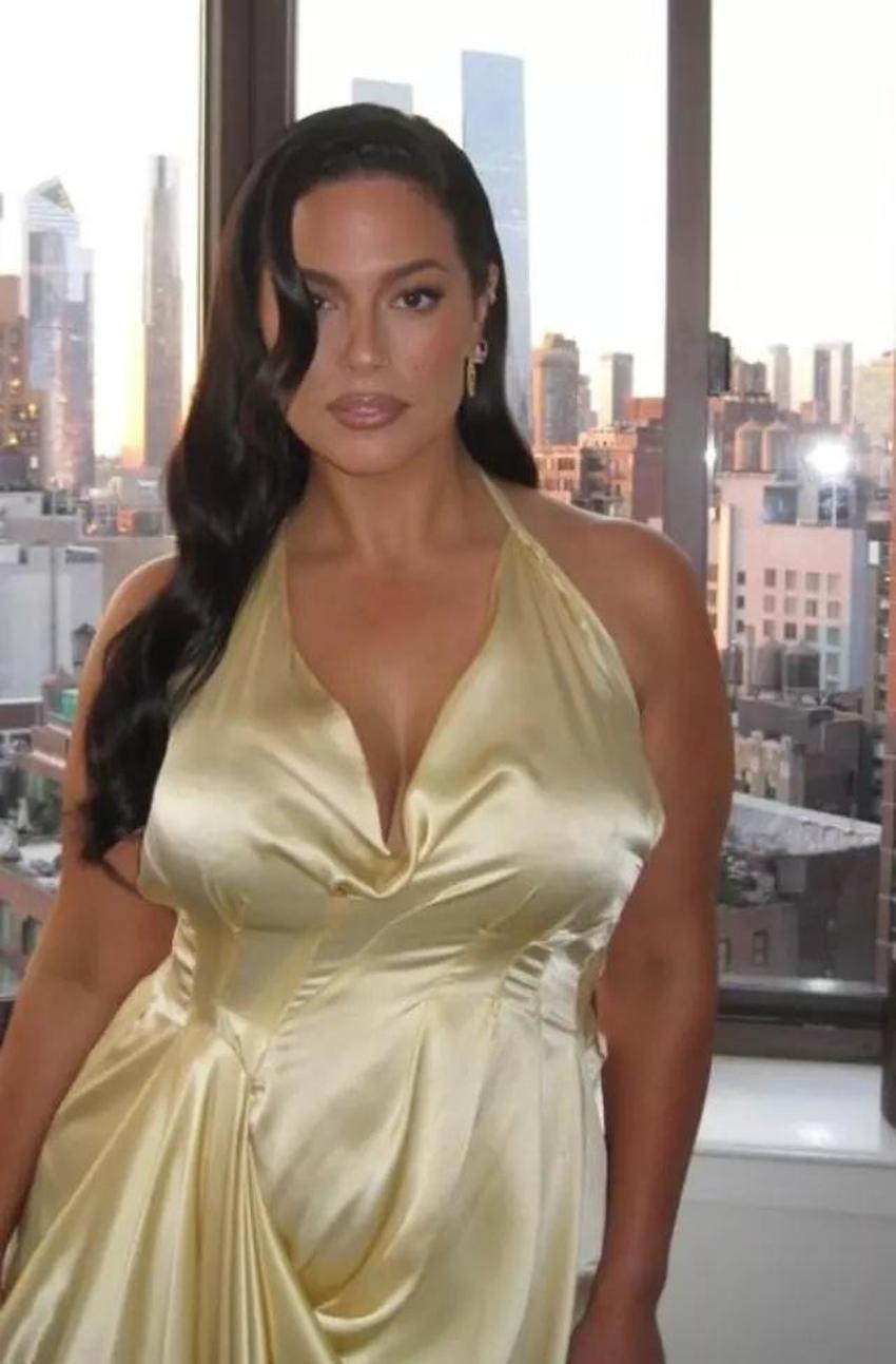 Ashley Graham vücudunu saran elbisesiyle peş peşe poz verdi!