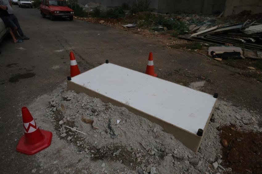 Kanalizasyondan gelen koku için önlem alınmayınca rögarı baza ile kapatıp, kokuyu önlemeye çalıştılar
