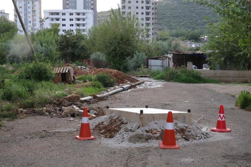 Kanalizasyondan gelen koku için önlem alınmayınca rögarı baza ile kapatıp, kokuyu önlemeye çalıştılar