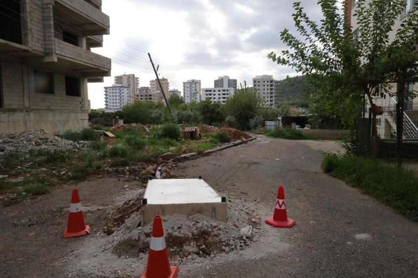 Kanalizasyondan gelen koku için önlem alınmayınca rögarı baza ile kapatıp, kokuyu önlemeye çalıştılar
