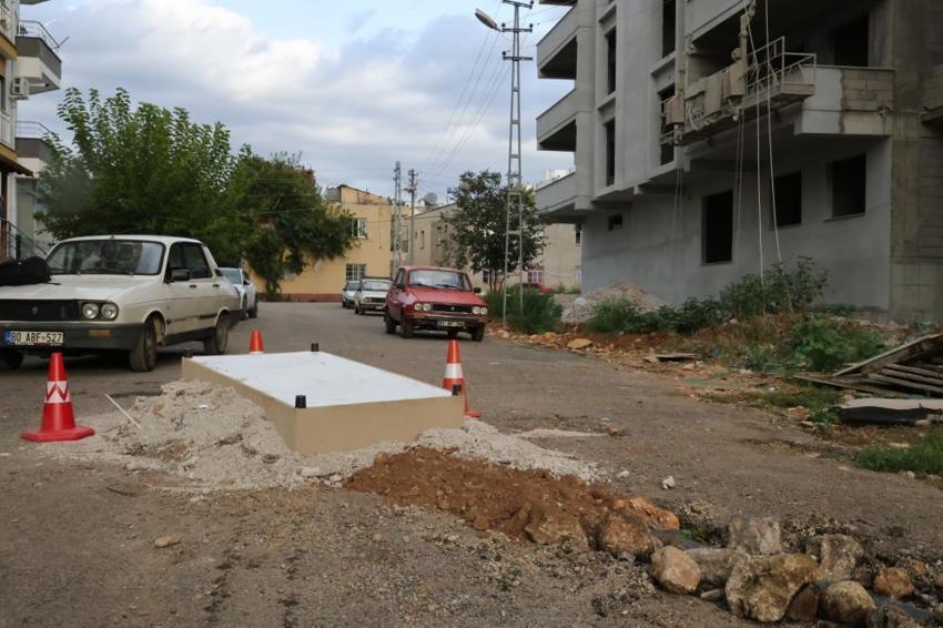 Kanalizasyondan gelen koku için önlem alınmayınca rögarı baza ile kapatıp, kokuyu önlemeye çalıştılar