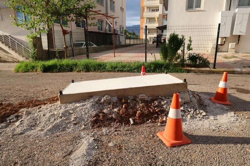 Kanalizasyondan gelen koku için önlem alınmayınca rögarı baza ile kapatıp, kokuyu önlemeye çalıştılar