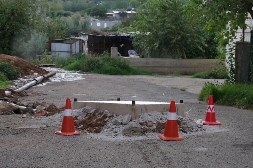 Kanalizasyondan gelen koku için önlem alınmayınca rögarı baza ile kapatıp, kokuyu önlemeye çalıştılar