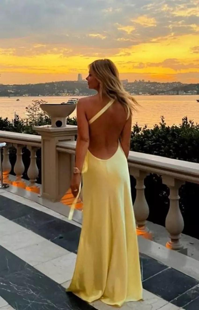 Pelin Karahan sarı elbisesiyle arkasını dönüp poz verdi! Alaycı yorumlar gecikmedi
