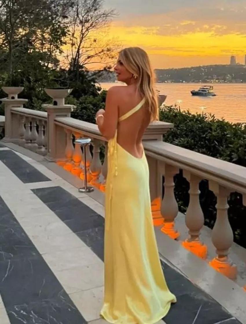 Pelin Karahan sarı elbisesiyle arkasını dönüp poz verdi! Alaycı yorumlar gecikmedi
