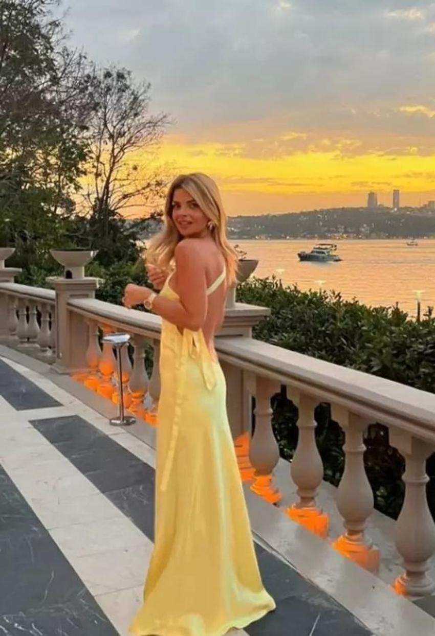 Pelin Karahan sarı elbisesiyle arkasını dönüp poz verdi! Alaycı yorumlar gecikmedi
