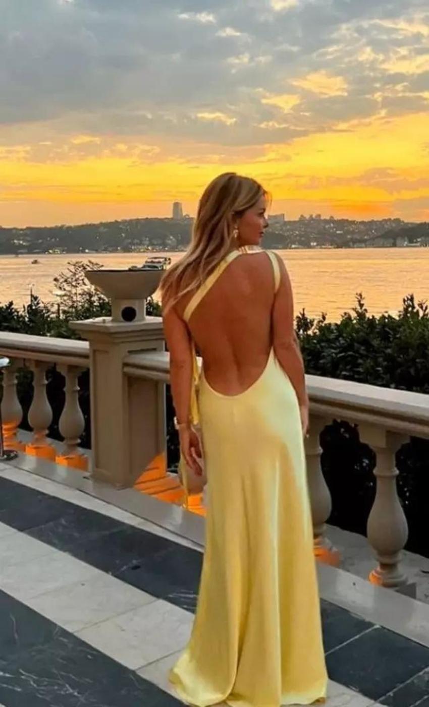 Pelin Karahan sarı elbisesiyle arkasını dönüp poz verdi! Alaycı yorumlar gecikmedi
