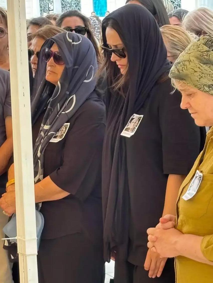 İrem Sak babasını gözyaşlarıyla son yolculuğuna uğurladı