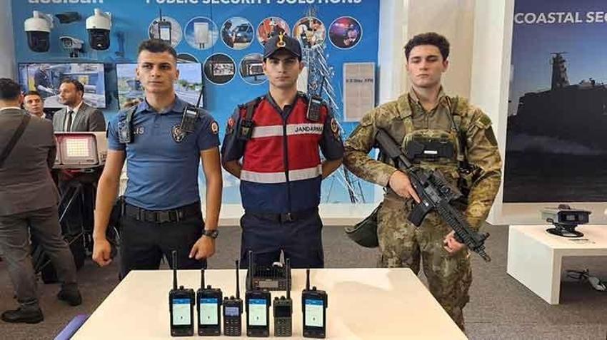Jandarma ve Emniyet güçlerinin kullandığı yerli ve milli telsizler görücüye çıktı! Türkiye'nin yüzde 95'ini kapsıyor