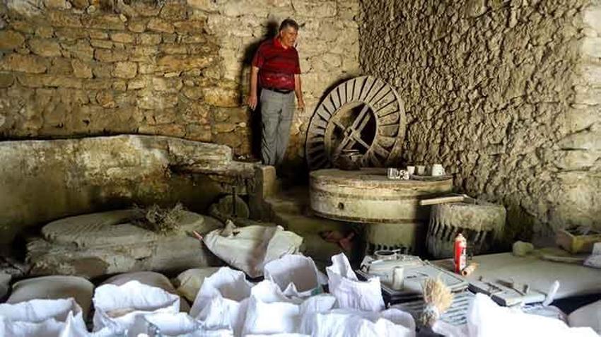Emekli öğretmen Osmanlı'dan kalma değirmende un öğütüyor! Gelecek kuşaklara aktarılması gereken muhteşem bir tarihi doku