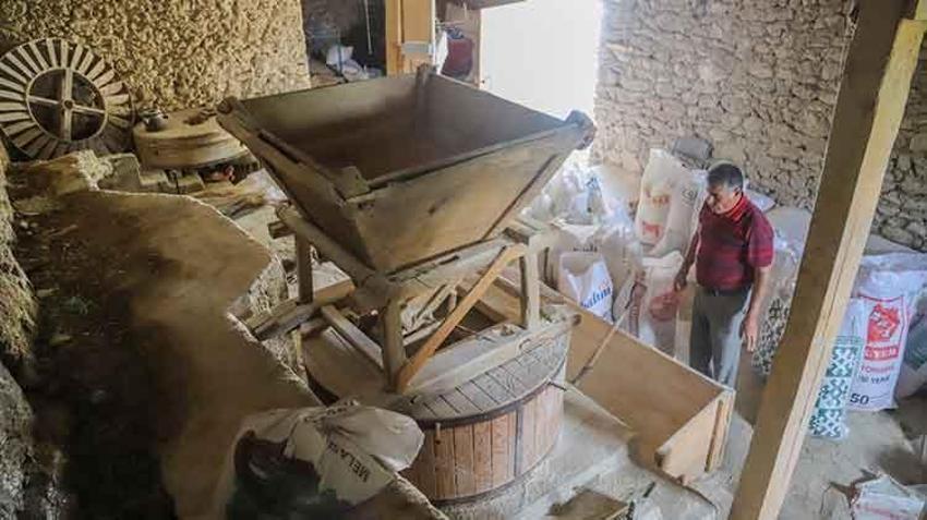 Emekli öğretmen Osmanlı'dan kalma değirmende un öğütüyor! Gelecek kuşaklara aktarılması gereken muhteşem bir tarihi doku