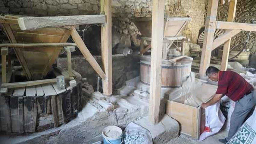 Emekli öğretmen Osmanlı'dan kalma değirmende un öğütüyor! Gelecek kuşaklara aktarılması gereken muhteşem bir tarihi doku