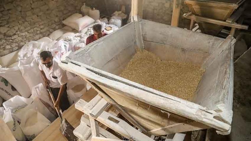 Emekli öğretmen Osmanlı'dan kalma değirmende un öğütüyor! Gelecek kuşaklara aktarılması gereken muhteşem bir tarihi doku