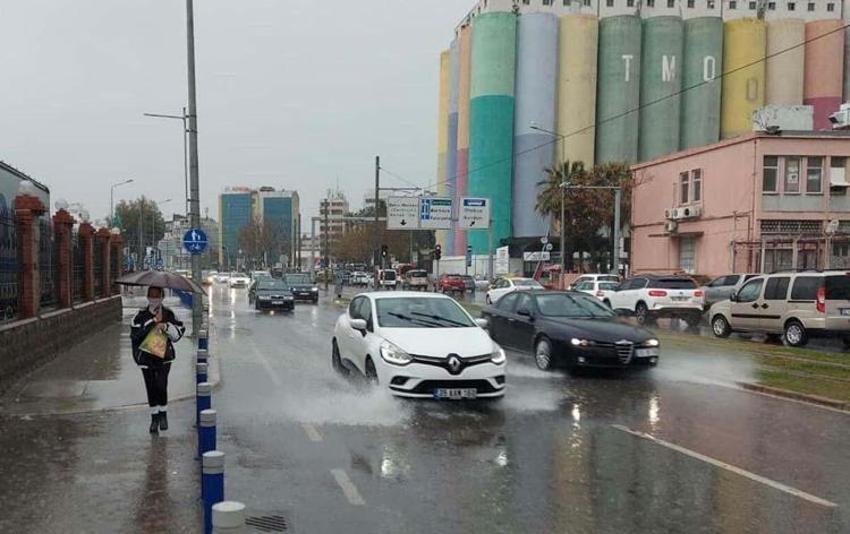 Kuvvetli sağanak yağışlar geri döndü: Uyarılar peş peşe geldi! Tüm yurdu etkisi altına alacak