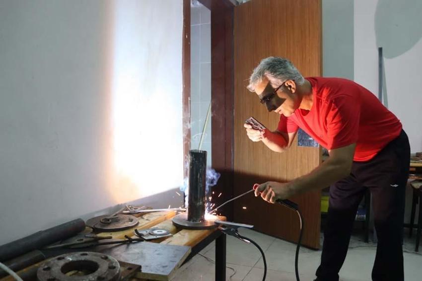 Hurdalıktan topladığı malzemeler ile geleceğin şampiyonlarını yetiştiriyor! Öğrencilerin ufkunu açtı
